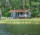 Maison bois au bord d'un lac